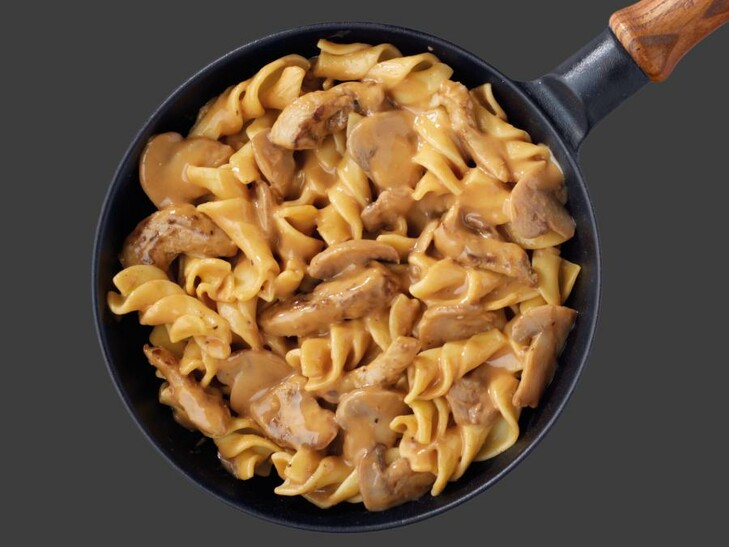 Noedels met reepjes varkensvlees en champignons