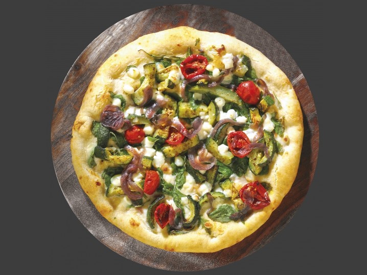 Pizza Suprema met groenten en Burratakaas