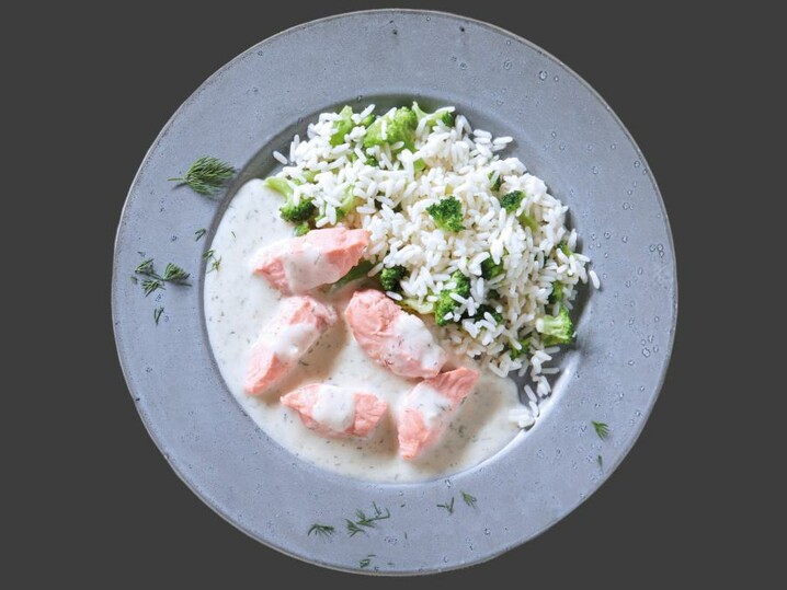 Stukjes wilde zalm in dilleroomsaus met rijst en broccoli