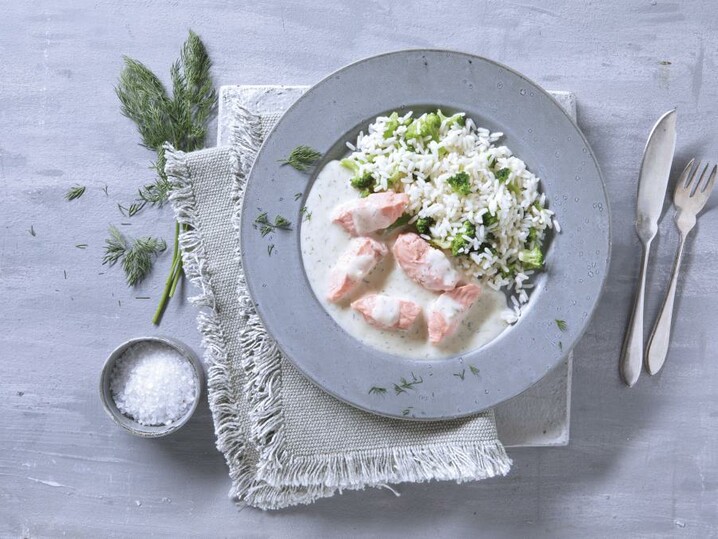 Stukjes wilde zalm in dilleroomsaus met rijst en broccoli