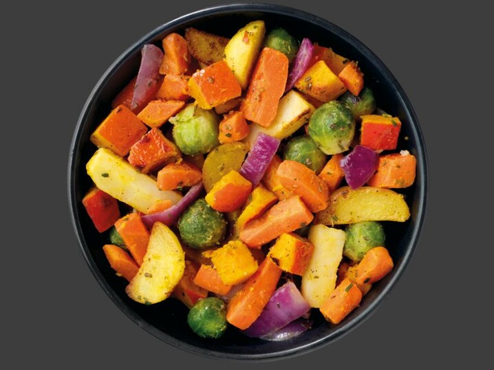 Kleurrijke ovengroenten met aardappelpartjes