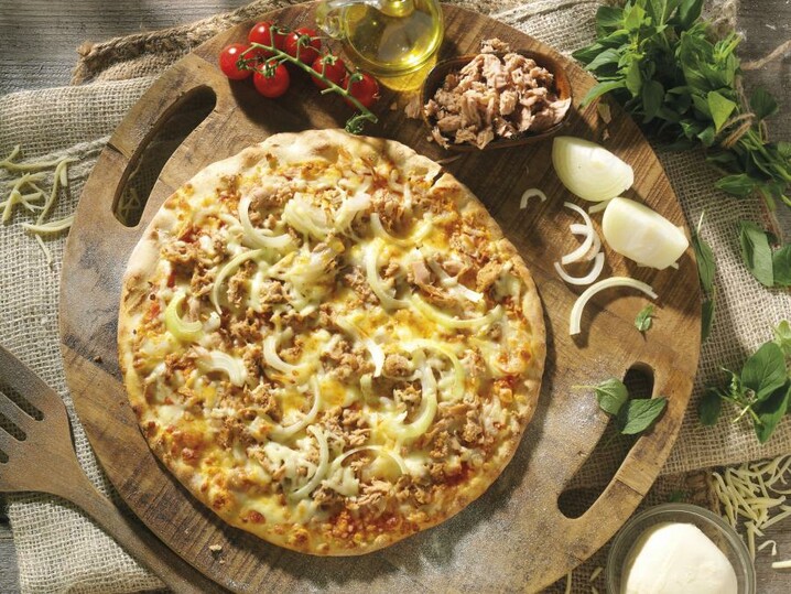 Pizza tonno met ui